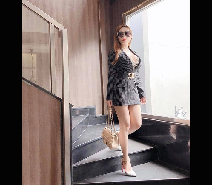 Mon 2K từng là nhân vật gây sốc tại chương trình "Lựa chọn của trái tim" số mới nhất. Bên cạnh khoảnh khắc hôn "ngấu nghiến" trai đẹp vừa gặp, cô bạn còn khiến khán giả chưng hửng vì vẻ ngoài chẳng ăn nhập gì với ảnh ọt trên Facebook.