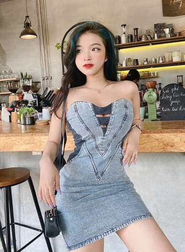 Với gương mặt xinh đẹp, đôi mắt to tròn, nụ cười toả nắng cùng số đo 3 vòng 94-62-98 bốc lửa, gái xinh Bảo Trân thu hút được sự chú ý không chỉ của cộng đồng fan trong nước mà cả nước ngoài.