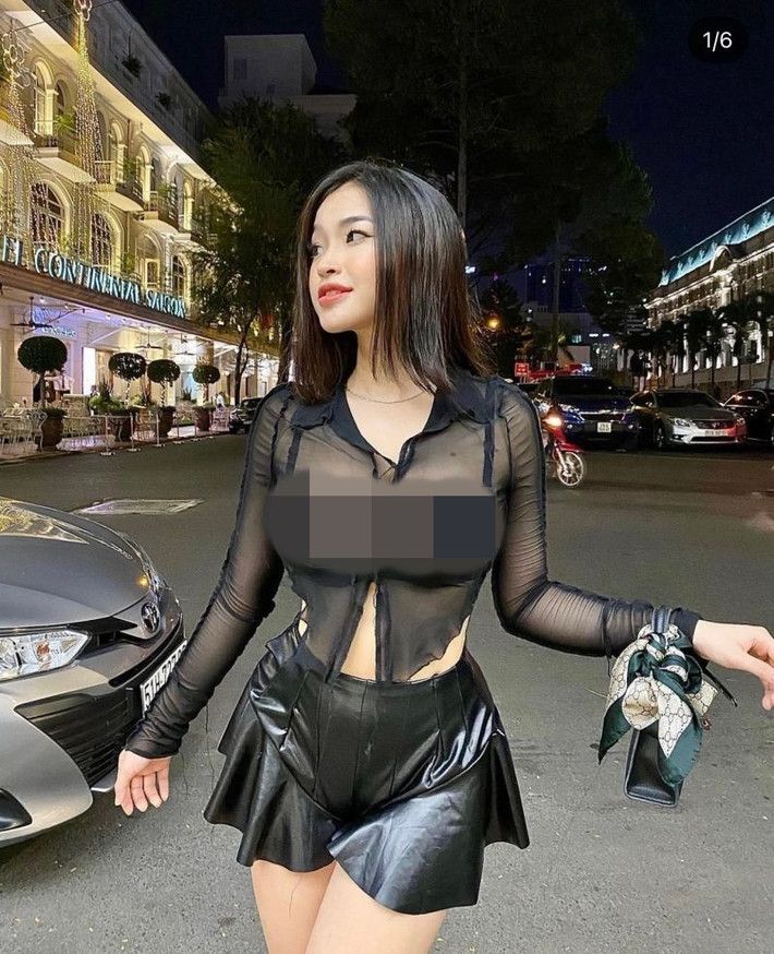 Chọn outfit màu đen nhưng áo xuyên thấu khoe nội y, chân váy dáng tennis quá ngắn khiến Bảo Trâm hở trước, hở sau táo bạo.