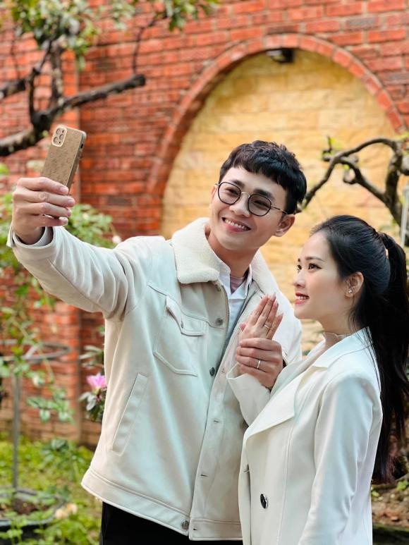Được biết, thời gian yêu quyết định về chung một nhà của bạn gái cũ Quang Hải và chồng hiện tại chỉ trong vòng 10 tháng. Cả hai nhận xét trông rất đẹp đôi và có tướng phu thê.