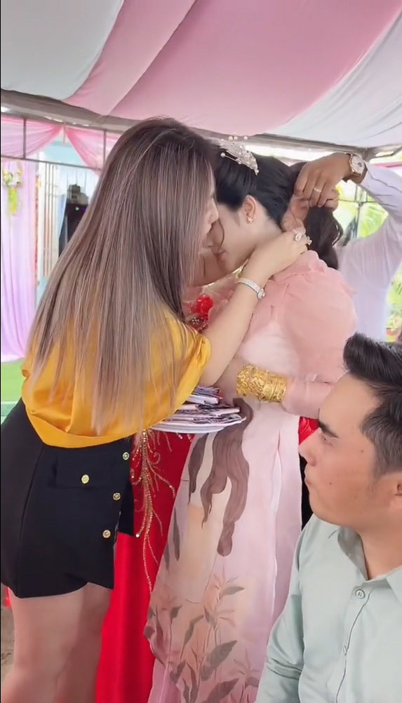 Điều đáng nói, trong ngày trọng đại, cô dâu được họ hàng tặng vàng nhiều tới nỗi đeo kín cổ, tay… Thậm chí, khi dì của cô dâu là nữ TikToker Huỳnh Như muốn tặng cháu vàng cũng khó vì hết chỗ mang.