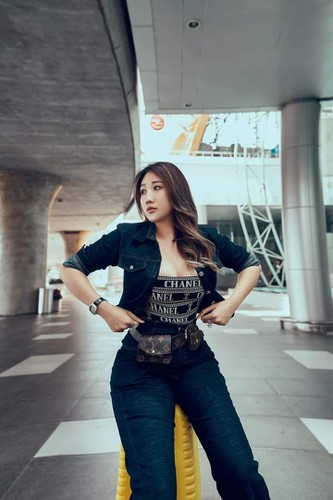 Trong video khoe xe Vespa 946 Christian, Dior Huỳnh Như đã quay cận cảnh. Nhìn vào đó, cư dân mạng không khỏi trầm trồ, nhận định hẳn là chủ nhân của nó phải có gia thế khủng mới sẵn sàng bỏ số tiền lớn để mua.