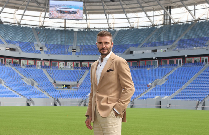 Quyết định của Beckham vấp phải sự chỉ trích của một bộ phận khán giả. Những người phản đối nhắc lại một số vấn đề xã hội nhức nhối tại Qatar, bao gồm cả việc coi đồng tính luyến ái là bất hợp pháp.