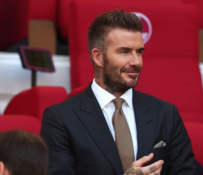 Beckham còn vẫy tay chào những khán giả khác cũng tới xem trận đấu sắp diễn ra trên Sân vận động quốc tế Khalifa tại Doha, Quatar.
