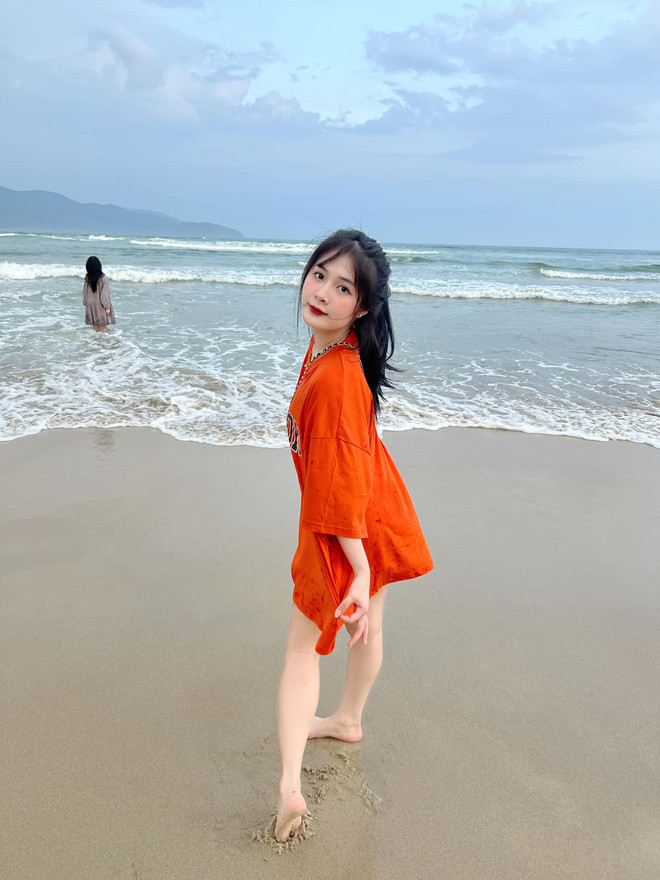 Thay vì thả dáng cùng bikini thì Quỳnh Alee chọn áo phông rộng, góc chụp hình sai sai khiến cô lùn đi vài cm.