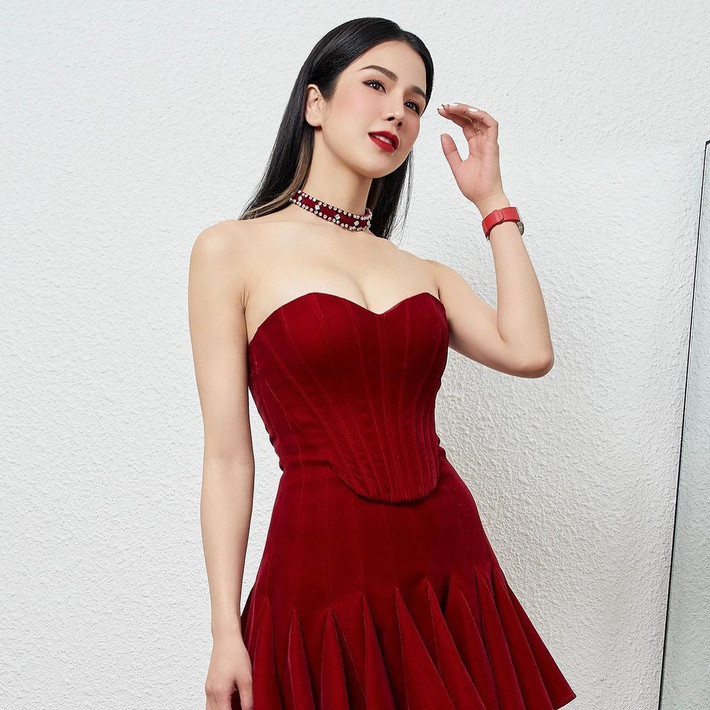 Diệp Lâm Anh (tên thật: Nguyễn Diệp Anh) sinh năm 1989. Cô được biết đến với tư cách người mẫu, vũ công, diễn viên, ca sỹ. Ngoài ra, người đẹp cũng phát triển sự nghiệp kinh doanh khi là founder, owner, CEO của một số thương hiệu.