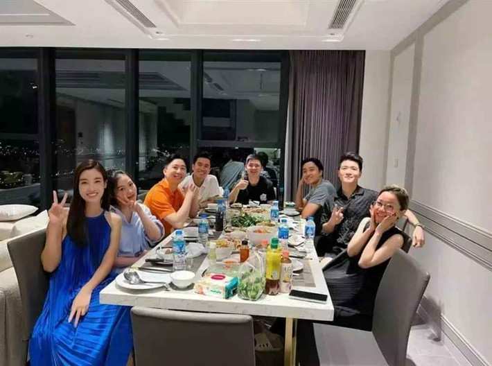 Chuyện tình cảm của Hoa hậu Đỗ Mỹ Linh luôn được công chúng dành sự quan tâm đặc biệt. Mặc dù là người rất kín tiếng trong chuyện tình cảm nhưng nàng Hậu vẫn bị dân tình soi ra "7749 hint" hẹn hò.
