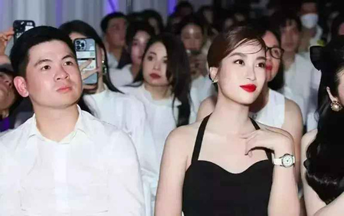 Tuy nhiên, điều khiến fan thích thú nhất là việc thiếu gia Đỗ Vinh Quang - con trai bầu Hiển và cũng là chồng sắp cưới của Đỗ Mỹ Linh lần đầu "chốt đơn" bạn gái bằng cách hỏi khéo về đám cưới của 2 người.