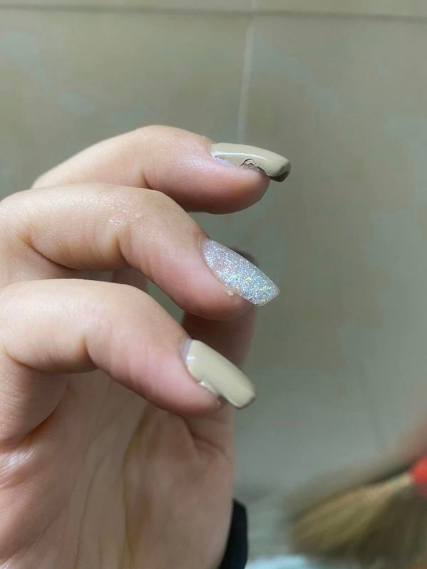Cụ thể, tài khoản Q.P chia sẻ: “Góc cực kỳ chê. Bộ nail 400.000 đồng và chủ quán còn quát tháo đòi *** khách hàng khi khách hàng nhẹ nhàng nói “cháu thấy bộ nail này có giá đó là chưa phù hợp đâu ạ”. Giang cư mận vào đánh giá độ đẹp của bộ móng giúp em với.”