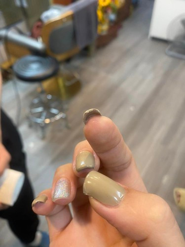 Nhìn những hình ảnh cô gái đăng tải có thể thấy bộ nail này chỉ được sơn thông thường. Duy nhất có ngón áp út được sơn nhũ chứ không hề đính đá hay vẽ hoa văn, họa tiết tỉ mỉ.