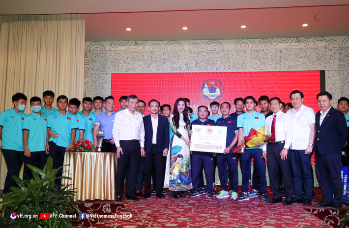 Bóng đá Việt Nam khởi đầu năm mới 2022 với những thành tích không thể tuyệt vời hơn và bây giờ, U23 Việt Nam tạo nên một cột mốc mới. Chúng ta hoàn thành bộ sưu tập vô địch U16, U19 và U23 Đông Nam Á. Đây chắc chắn là bước đệm để các cầu thủ trẻ trở thành những cầu thủ chuyên nghiệp” - ông Tuấn chia sẻ thêm.