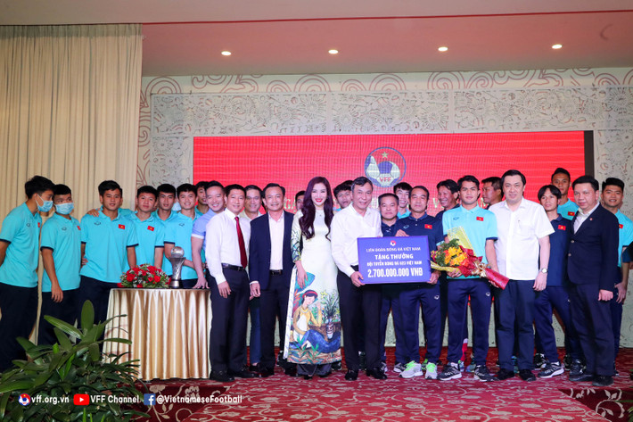 Cũng tại buổi lễ, VFF đã trao số tiền thưởng 2,7 tỷ đồng cho BHL và các cầu thủ U23 Việt Nam. Bên cạnh đó, một số nhan hàng cũng nhanh chóng đăng kí để trao tặng số tiền 1,1 tỷ cho thầy trò HLV Đinh Thế Nam.