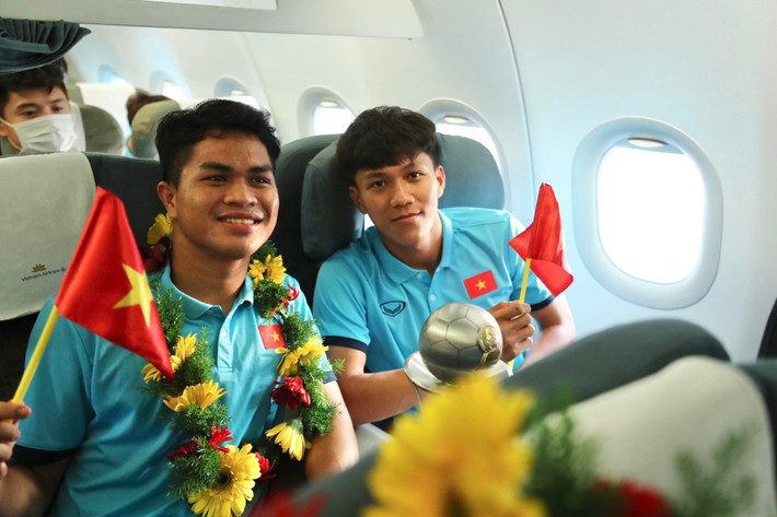 Trên chuyến bay trở về nước, các thành viên của U23 Việt Nam được chào đón theo nghi thức vô cùng đặc biệt. Họ được tổ bay chuẩn bị những vòng hoa chào mừng khi tới tàu bay.