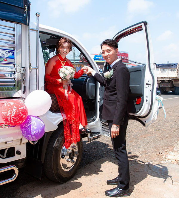 Đám cưới đặc biệt này là của chú rể Nguyễn Hoàng Lập (28 tuổi) và cô dâu Nguyễn Đặng Kim Ngân (20 tuổi) tại huyện Di Linh, tỉnh Lâm Đồng. Được biết, ngày vui của đôi vợ chồng trẻ đã được tổ chức vào hồi tháng 6 vừa qua.