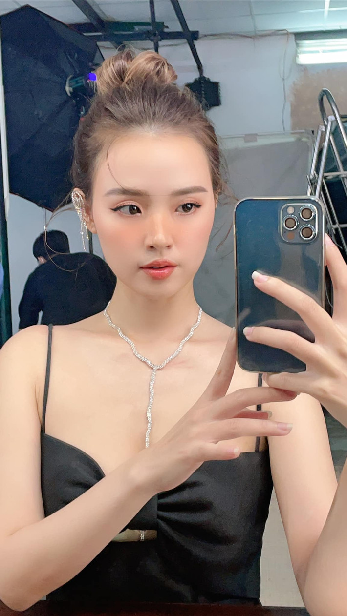Cách đây hơn 1 tuần, dân mạng từng phát sốt về màn cầu hôn bất ngờ của một trai đẹp dành cho Midu.