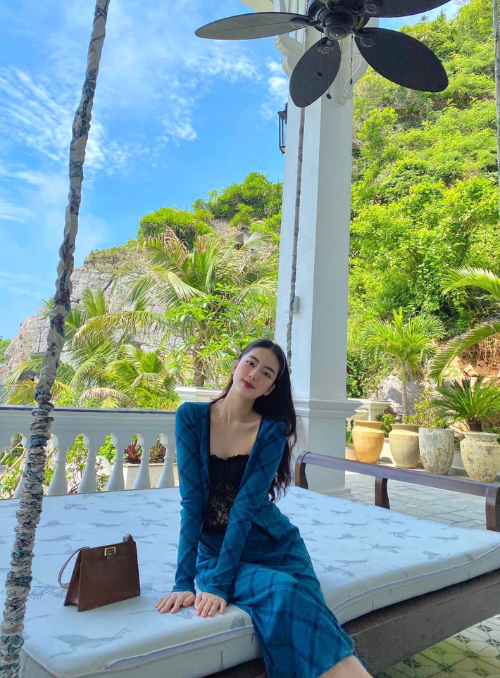Lan Phương cho hay sau khi tốt nghiệp cấp 3, cô theo đuổi chuyên ngành ngôn ngữ tại trường đại học. Thành thạo ngoại ngữ giúp cô tự tin trong cuộc sống, cũng như công việc.