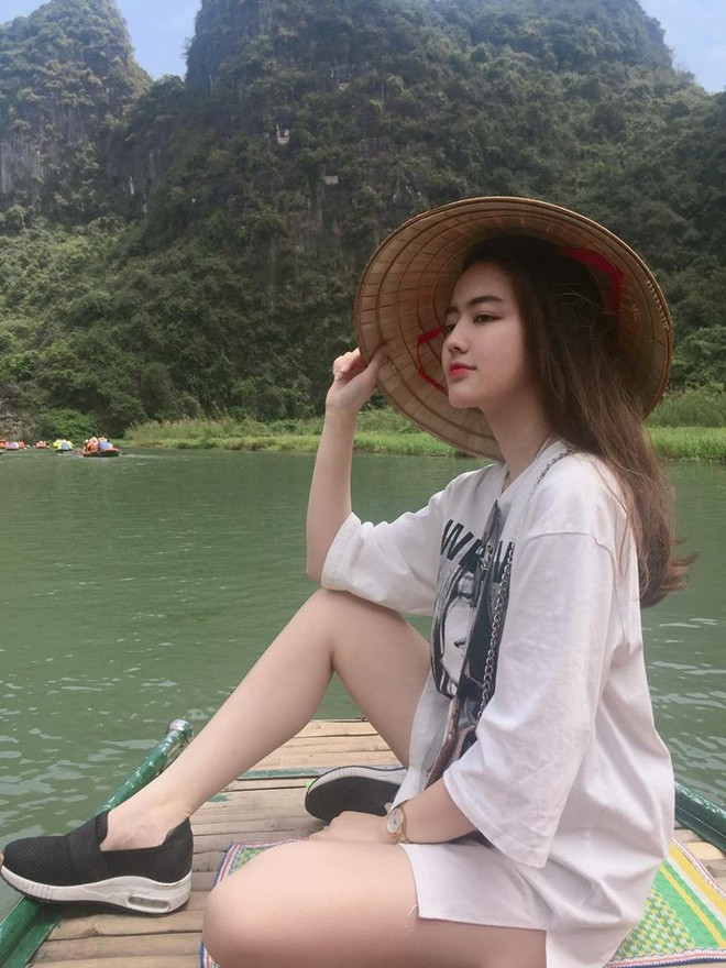 Dù bất ngờ nổi tiếng nhưng cuộc sống của Phương Lan không quá bị ảnh hưởng bởi thiếu nữ rất ít khi lên mạng xã hội. Thú vui của cô là tập yoga, đi chơi cùng bạn bè.