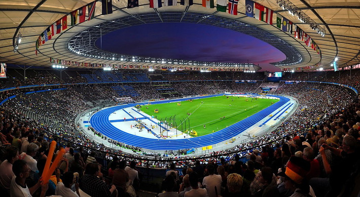 Giải đấu 2006 được xem là kỳ World Cup thành công với nước chủ nhà về mặt danh tiếng lẫn kinh tế. Theo thống kê của Postbank, nước Đức thu về khoảng 3,5 tỷ USD doanh thu.