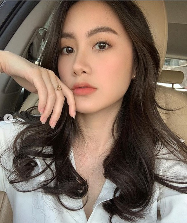 Dù là hot girl đình đám ở Lào nhưng Phoiphailin Sivilay hoàn toàn là người Việt. Cả bố và mẹ cô đều là người Việt Nam, thậm chí bà ngoại còn đang sinh sống tại Hà Nội.