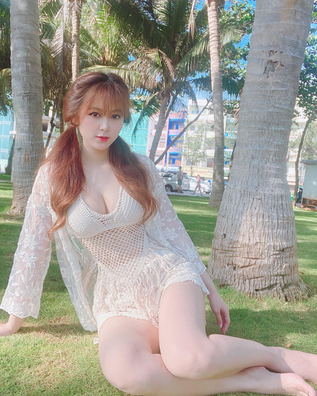 Khi đến trường, lớp, Trân Trần vẫn giữ hình ảnh chỉn chu của một cô giáo tương lai.
