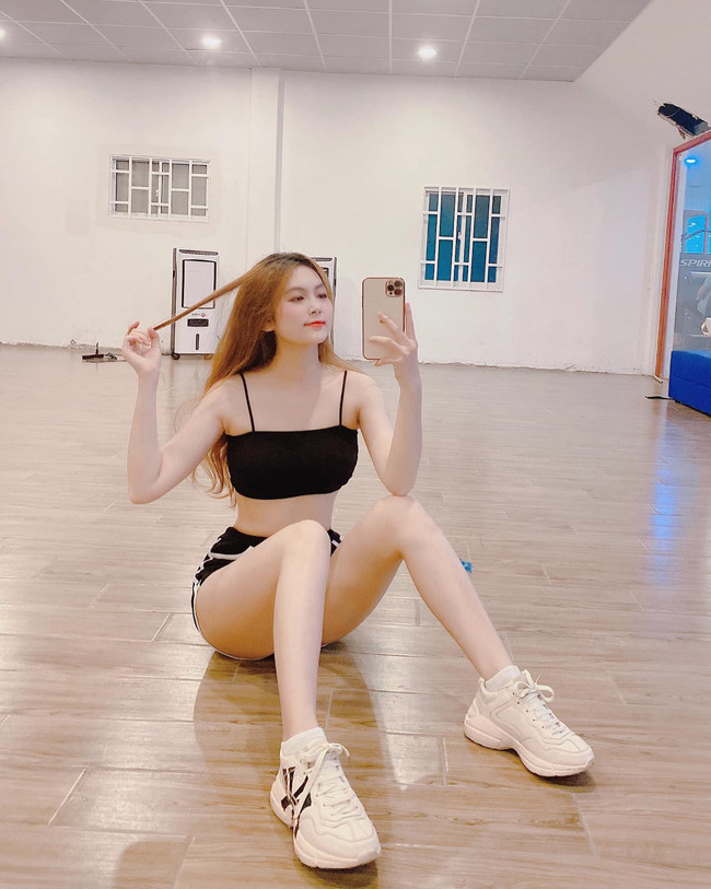 Instagram của Trân Trần cũng có hơn 400.000 lượt theo dõi. Bên cạnh đó, hot girl này hiện tại là gương mặt quảng cáo của một số nhãn hàng.