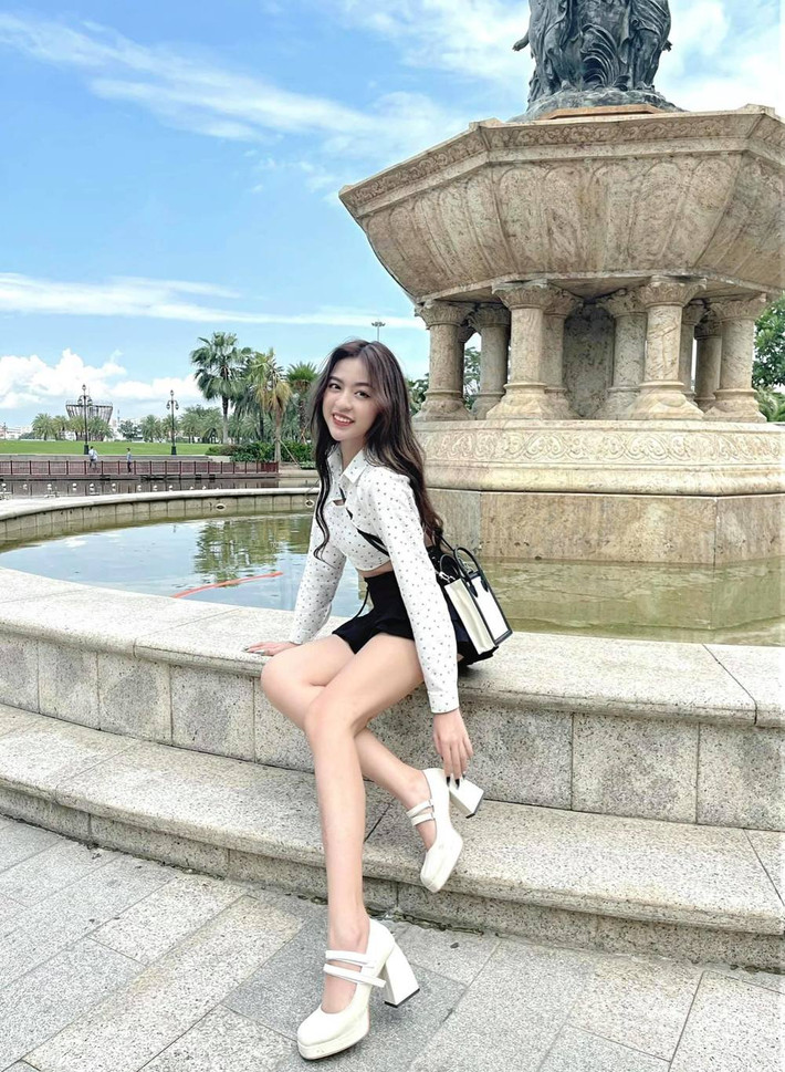Ngoài ra, những khung ảnh thả dáng trong bikini hay đồ cắt xẻ tôn trọn đường cong cơ thể nóng bỏng cũng giúp "hot girl bắp cần bơ" Trần Thanh Tâm ghi điểm tuyệt đối với khán giả.