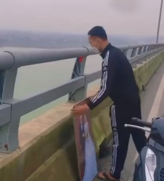 Đáng chú ý, người đàn ông này vứt ảnh cưới rất dứt khoát, như không còn luyến tiếc điều gì. Song có lẽ, khi còn mặn nồng, cả hai đã có những giây phút hạnh phúc nên ảnh của cặp đôi có khá nhiều, tổng cộng 2 nhỏ và 2 ảnh lớn.