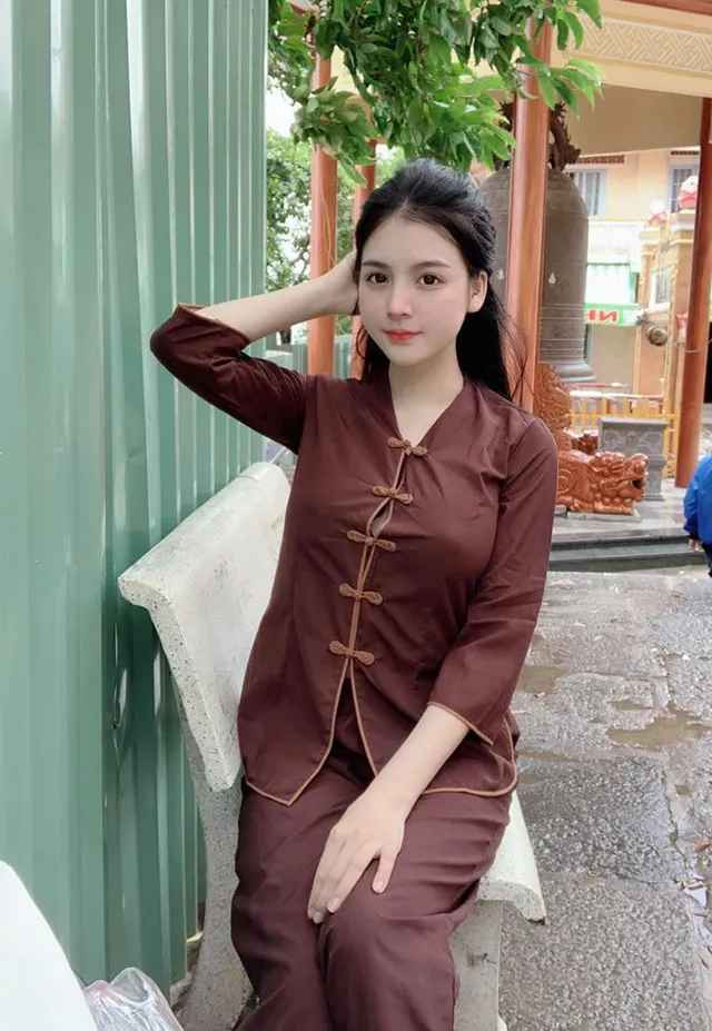 Ở đời thường, Nông Lưu Thảo là một cô gái ưa thích sự nữ tính, năng động, khỏe khoắn.
