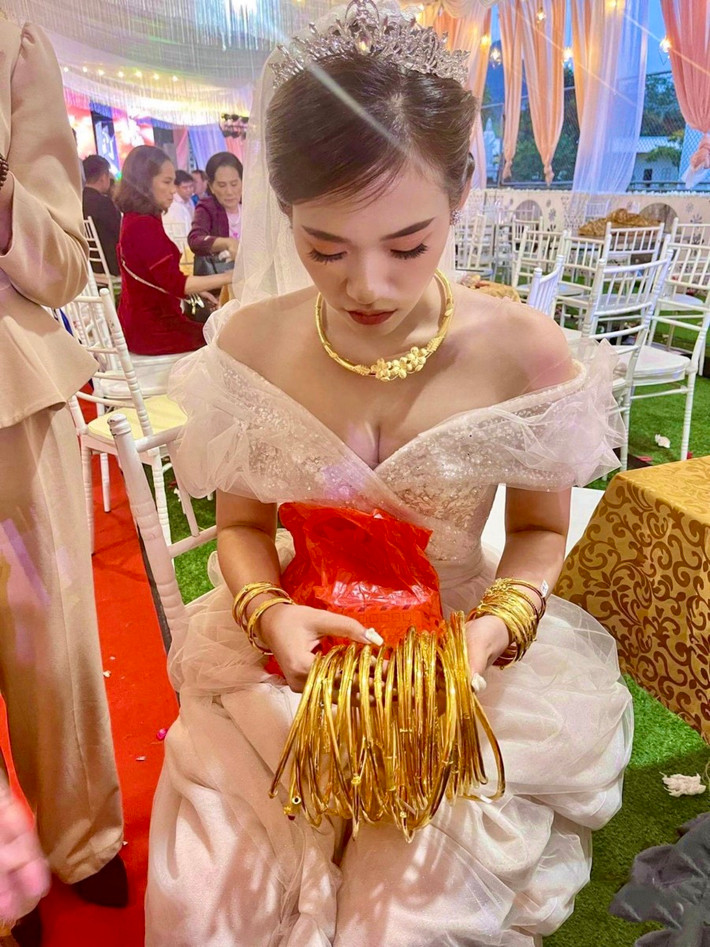 Việc cô dâu khóc oà tạm biệt người thân khiến ai cùng cảnh ngộ cũng phải chạnh lòng và tự khuyên nhau đừng chọn lấy chồng xa.