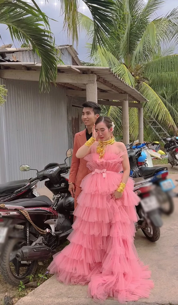 Dường như, lúc này cô dâu chuẩn rich kid này mới cảm thấy chơi vơi và cô đơn vì bố mẹ, anh chị em đều đã về hết, chỉ còn mình ở lại nhà chồng.