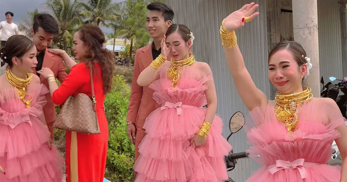 Trong video, cô dâu mặc váy hồng xinh đẹp liên tục khóc nức nở khi nhà gái lên xe về nhà sau tiệc tan.
