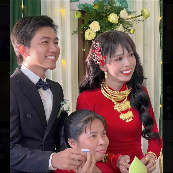Cụ thể, chiều ngày 28/08, má Cám đã đổi ảnh đại diện trên trang cá nhân của mình thành ảnh bản thân và chồng trong ngày cưới. Khác với hình ảnh che mặt chú rể được đăng tải trước đó, lần này, dung mạo của chồng Võ Thành Ý đã được chính thức lộ diện.