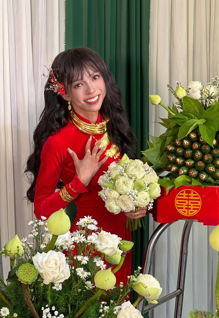 Đồng thời, hot Tiktoker cũng hứa hẹn thời hạn công khai danh tính chú rể: “Tôi quyết định chọn che mặt bạn lại để tránh bị làm phiền hay buồn. Và tôi chọn cách một năm nữa, mọi chuyện quen hơn mới cho bạn tập làm quen với mạng xã hội để không bị sốc. Đến nỗi tôi còn kêu bạn khóa tài khoản để tránh bị soi mói".