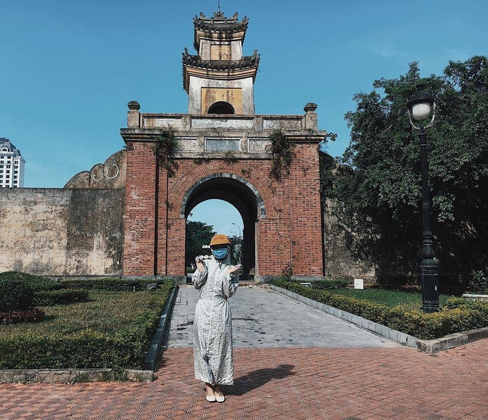 Cách đây chưa lâu, chiếc áo chống nắng cũng trở thành bạn thân với một cô gái trong bộ ảnh du lịch tại Huế.