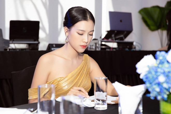Vẻ xinh đẹp, rạng rỡ của Hoàng Oanh. Cô tận hưởng hạnh phúc bên con trai Max và niềm vui trong công việc