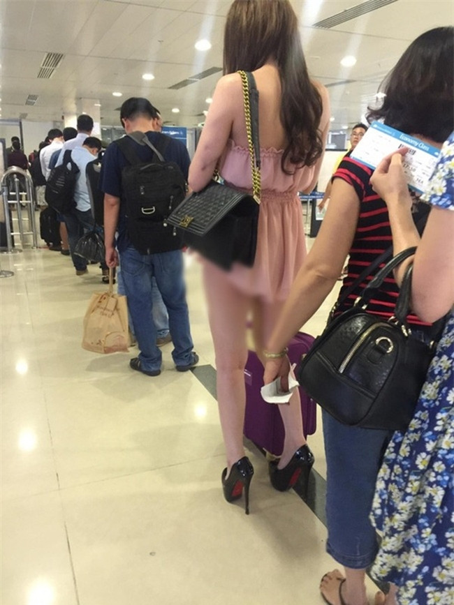 Trước đó, từng có trường hợp một số cô gái ở sân bay Việt Nam khiến cư dân mạng lắc đầu vì trang phục.