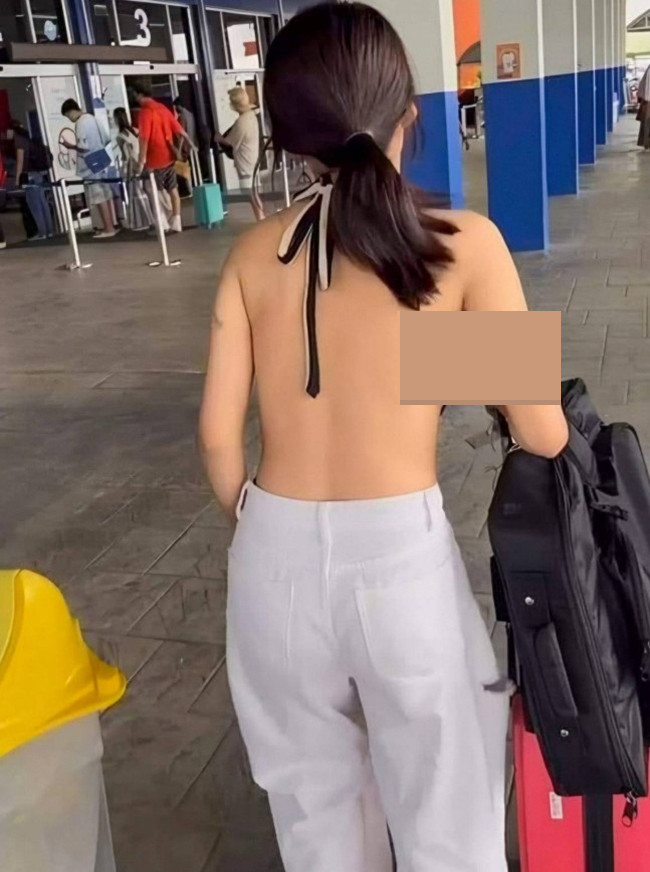 Điển hình như mới đây, nữ DJ người Thái Lan này gây tranh cãi vì ăn mặc phản cảm khi đến sân bay.