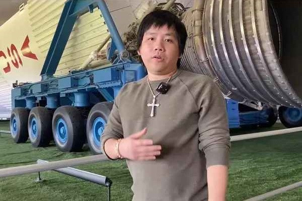 Thế nhưng, tâm điểm chú ý lại đổ dồn vào ngoại hình của chàng trai trẻ. Ở chiếc video này, Youtuber 9X trông đô con hơn, ngoại hình cũng cao hơn trước rất nhiều.