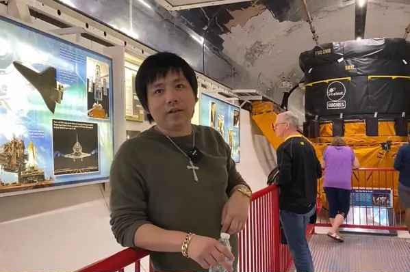 Khoa Pug phải dùng tay vịn vào những vật xung quanh để tiện cho việc di chuyển, đặc biệt là khi lên cầu thang.