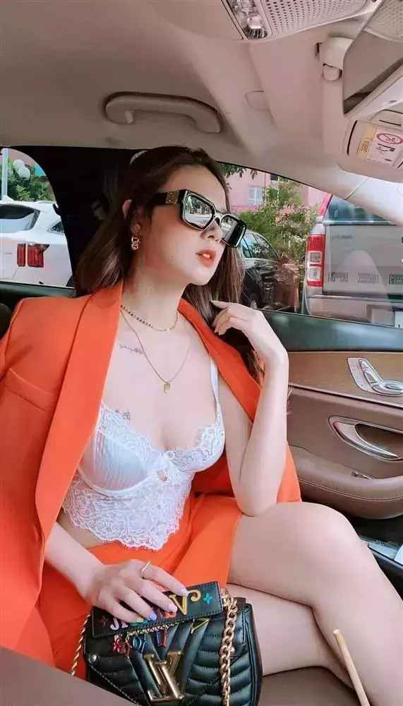 Tham gia một sự kiện giải trí cách đây ít ngày, chiếc váy với thiết kế khoét vùng bụng đã khiến nữ diễn viên "Những Thiên Thần Áo Trắng" lộ rõ chân ngực.