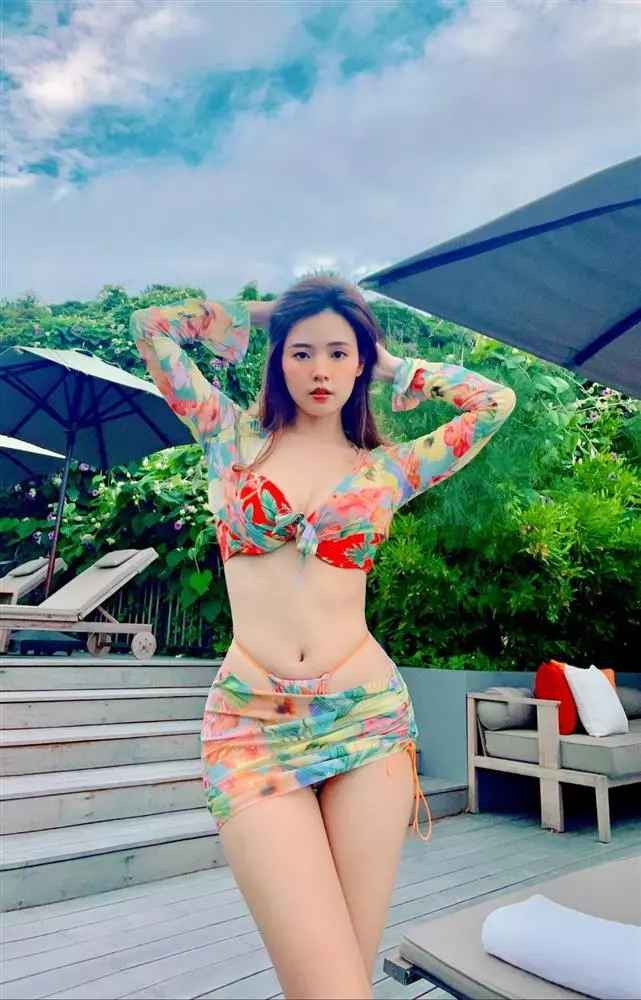 Ở một sự kiện khác, người đẹp họ Đặng khoe sắc vóc với chiếc đầm trắng được xẻ tà cao vút, vòng 1 cũng được cắt xẻ lộ rõ rãnh ngực.