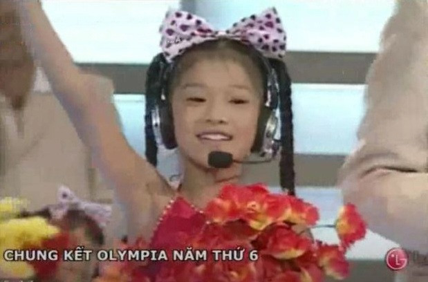 Trong đó phải kể đến bé gái từng xuất hiện trong trận chung kết Đường lên đỉnh Olympia năm thứ 6. Dù chỉ lên hình vài giây ngắn ngủi nhưng cô bé vẫn gây bão bởi giọng hát trong trẻo cùng gương mặt ưa nhìn. Trải qua 16 năm, cô bé ngày nào đã có sự thay đổi ngoạn mục.