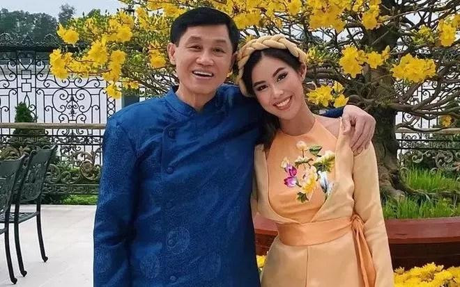 Tỷ phú Johnathan Hạnh Nguyễn còn đùa mọi người rằng: "Tôi ăn vận như này mong mọi người đừng cười nha".