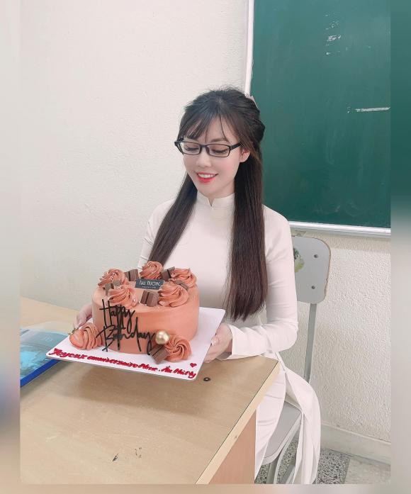 Xúc động trước tình cảm mà học trò dành cho mình, Âu Hà My viết: "Sinh nhật trọn vẹn và ý nghĩa với học sinh của tôi. Nhân ngày Nhà giáo Việt Nam 20/11, nhân dịp sinh nhật của cô, không còn gì hạnh phúc hơn khi được bên cạnh những đứa trẻ đáng yêu này...