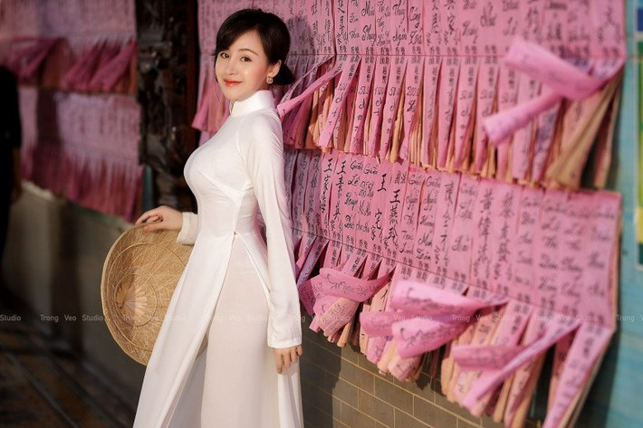 Quy trở lại với cõi mạng, tưởng chừng hot girl bà Tưng đã mất hết sức hút nhưng hoàn toàn trái ngược, độ nổi tiếng của cô nàng còn khủng khiếp hơn khi NHM bao năm vẫn chưa hề "thoát fan".