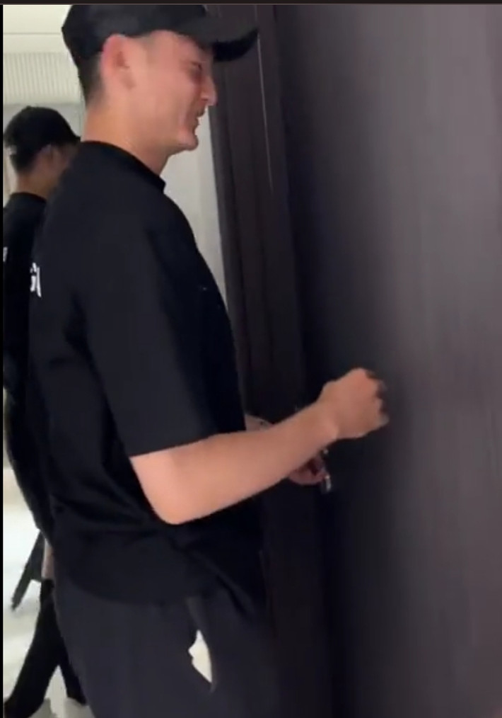 Đặng Văn Lâm sau đó tiến vào phòng. Lúc này bố mẹ anh đều đang ngủ rất say.