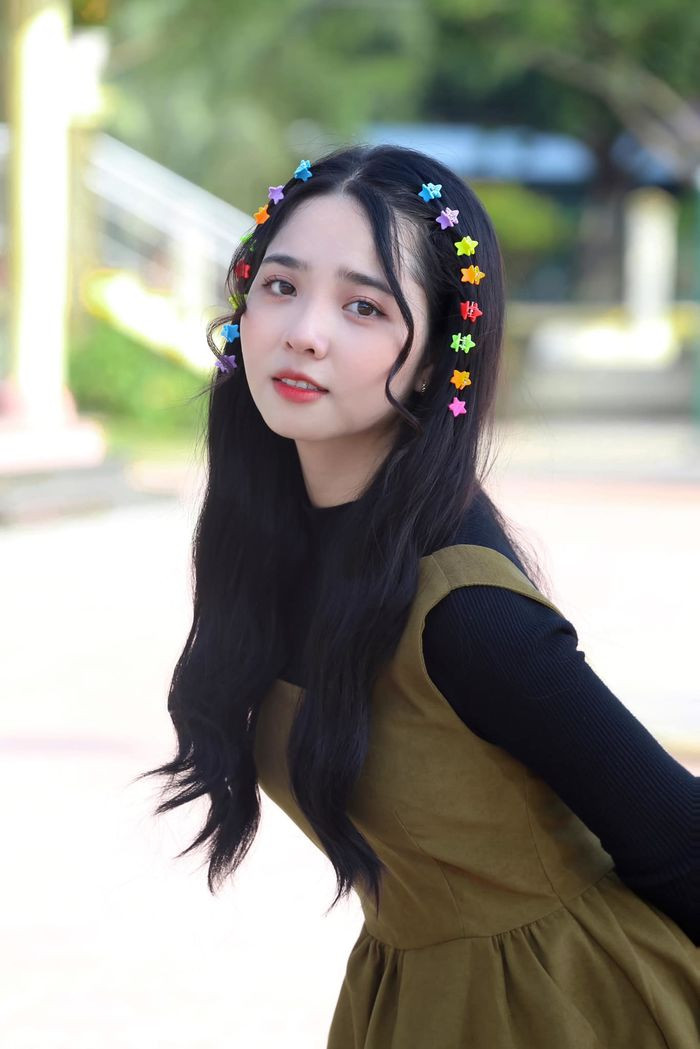 Cindy tên thật là Huỳnh Thị Diễm My, cô nàng 10x được biết đến với vai trò là mẫu ảnh tự do, diễn viên nổi tiếng trên MXH. Với vẻ ngoài xinh đẹp, mỗi tấm ảnh được đăng tải cô luôn gây ấn tượng với khuôn mặt rạng rỡ, đôi mắt to và sống mũi cao.