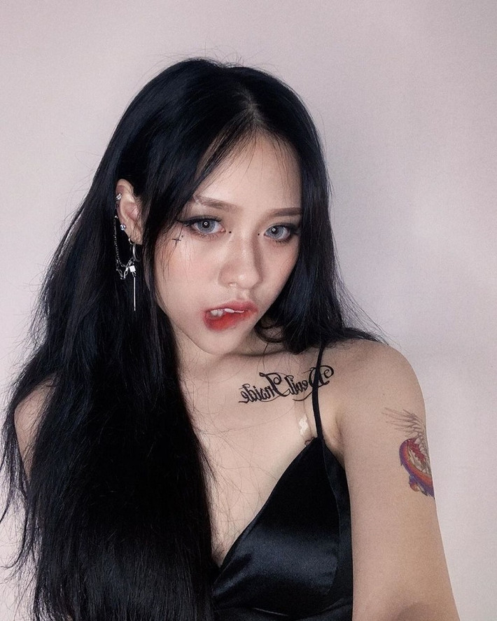 Từ ca hát, chơi đàn hay vũ đạo Trà Đặng đều "cân đẹp". Bên cạnh đó, nữ TikToker Hà Nội còn đầu tư kỹ lưỡng về mặt nội dung, hình ảnh và trang phục mỗi khi lên sóng.