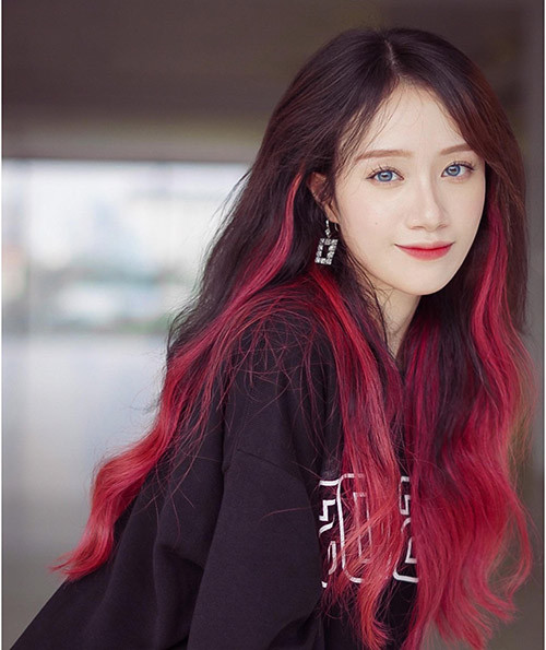 Cô nàng TikToker Phương Hoa được biết đến với biệt danh Hoa Hanassi, cô nàng hiện đang là một dancer và biên đạo múa. Cũng chính nhờ những giai điệu cuốn hút cùng vũ đạo chuyên nghiệp, nữ chính nhanh chóng nhận về "bão tim" của người hâm mộ.