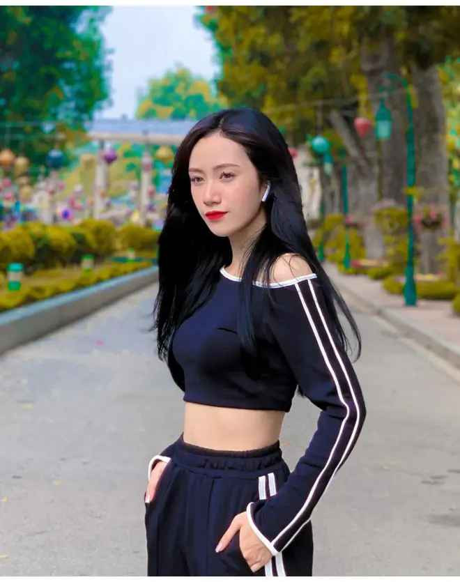 Không những là nữ TikToker xinh xắn, Phương Hoa còn được biết là cô nàng có học vấn ấn tượng. Được biết, cô từng là cử nhân của ngành Luật của Đại học Quốc Gia Hà Nội, thời còn sinh viên, gái xinh từng giành được giải Nhì trong cuộc thi tranh tụng hình sự.